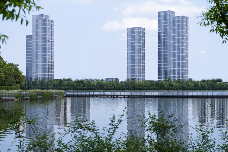 Жилые здания La Cadiere One Lake City / SCDA Architects — фотография экстерьера, набережная, городской пейзаж, сад