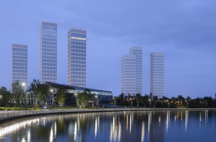 Жилые здания La Cadiere One Lake City / SCDA Architects — фотография экстерьера, набережной, городского пейзажа