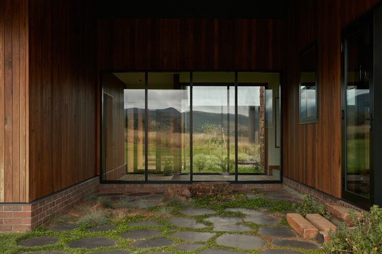 Дом в сухом месте / MRTN Architects - Фотография экстерьера, окна, фасад