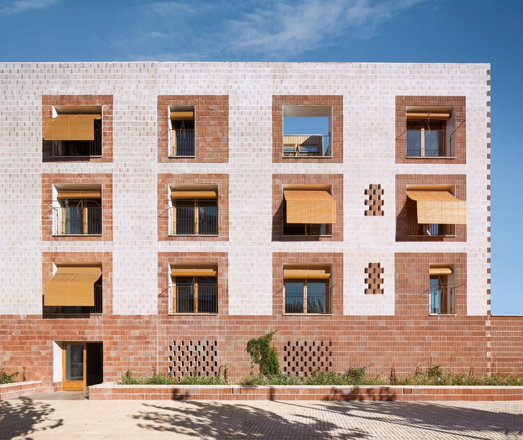 Общественное Жилье в Platja D'En Bossa / 08014 arquitectura - Фотография Экстерьера, Окна, Кирпич, Фасад