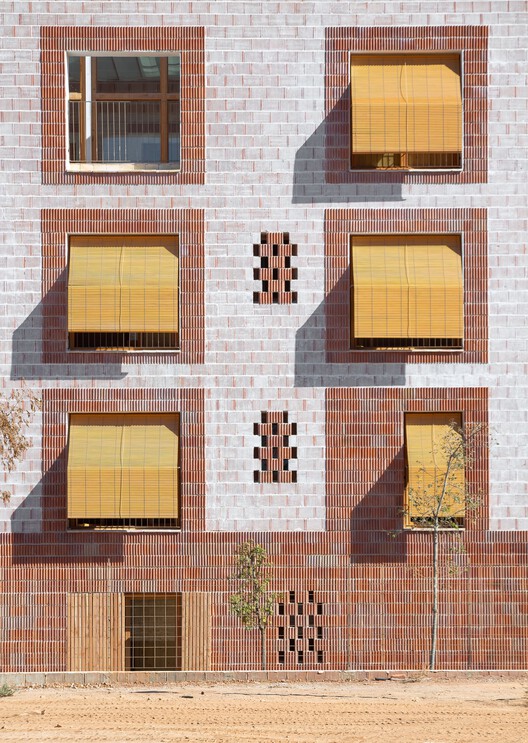 Общественное жилье в Плайя-ден-Босса / 08014 arquitectura - Фотография интерьера, окна, кирпич, фасад