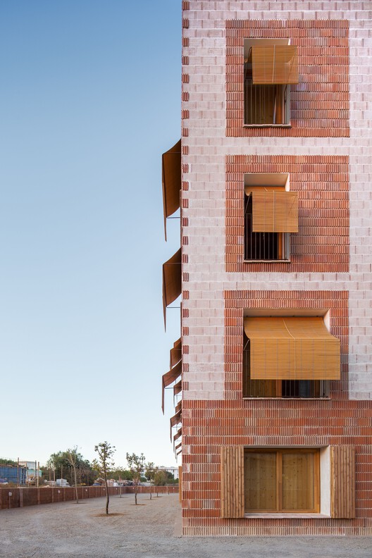 Общественное Жилье в Platja D'En Bossa / 08014 arquitectura - Фотография Экстерьера, Кирпич, Окна, Фасад