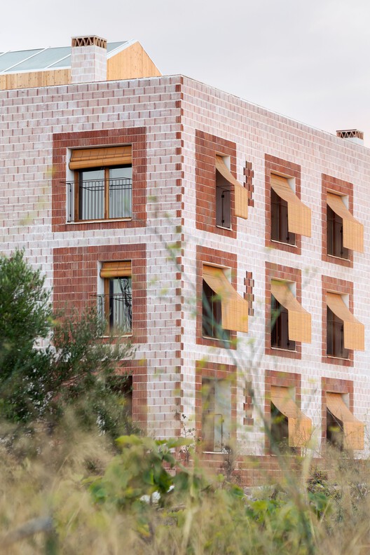 Общественное Жилье в Platja D'En Bossa / 08014 arquitectura - Фотография Экстерьера, Окна, Кирпич, Фасад