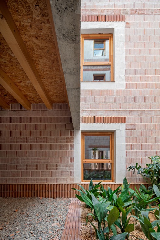Общественное жилье в Плайя-ден-Босса / 08014 arquitectura - Фотография интерьера, окна, кирпич, фасад, балка