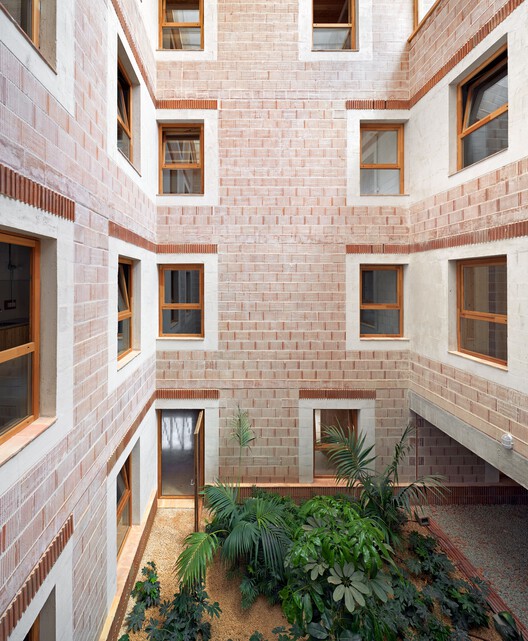 Общественное Жилье в Platja D'En Bossa / 08014 arquitectura - Фотография Экстерьера, Окна, Кирпич, Фасад, Двор