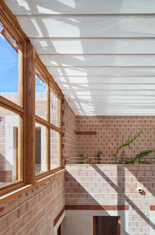 Общественное жилье в Platja D'En Bossa / 08014 arquitectura - Фотография интерьера, окна, кирпич, балка, фасад