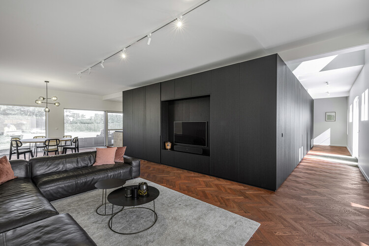 Черный ящик / Objekt Architecten - Фотография интерьера, стол