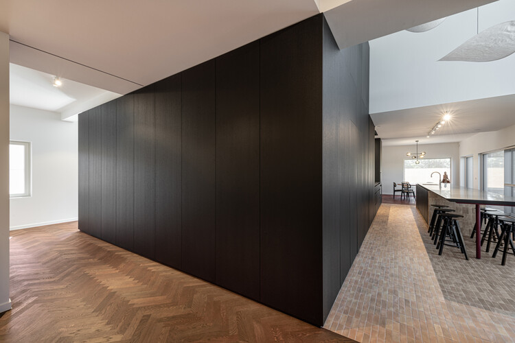 Черный ящик / Objekt Architecten - Фотография интерьера, кухни, стула