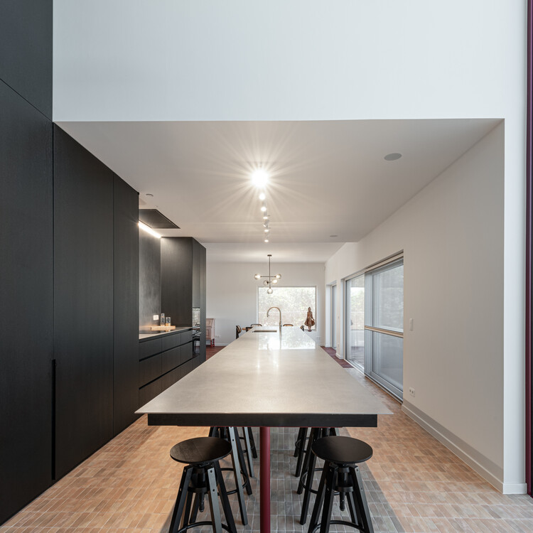 Черный ящик / Objekt Architecten - Фотография интерьера, стол, освещение, стул, балка