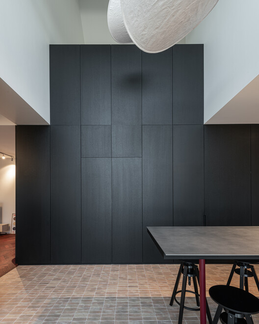 Черный ящик / Objekt Architecten - Фотография интерьера, стол, освещение, стул