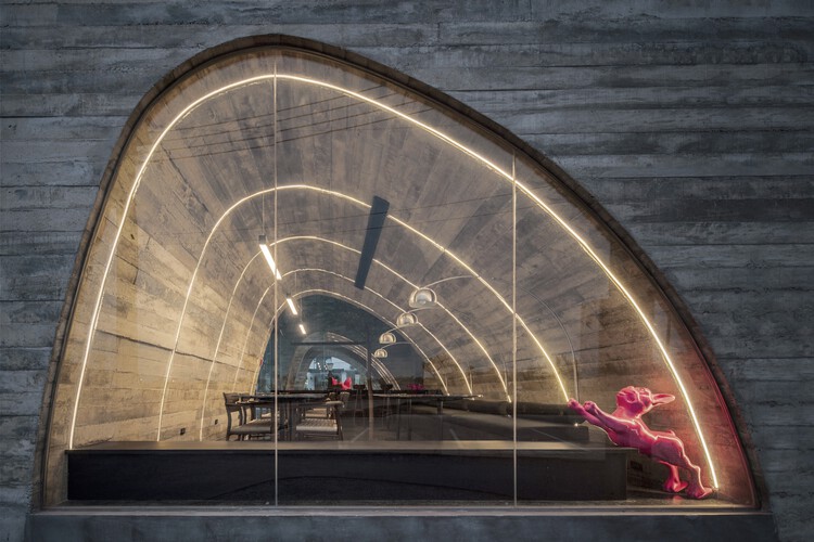 French Kitsch III Café / TOUCH Architect - Фотография интерьера, лестница, арка
