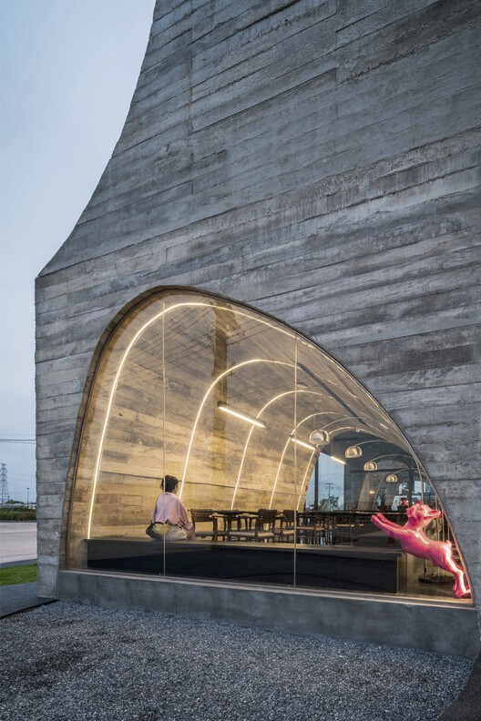 French Kitsch III Café / TOUCH Architect - Фотография экстерьера, фасад, арка