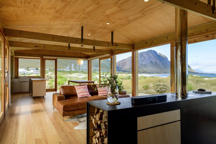 Dune House / KLG Architects - Фотография интерьера, стол, освещение, окна, стул, балка