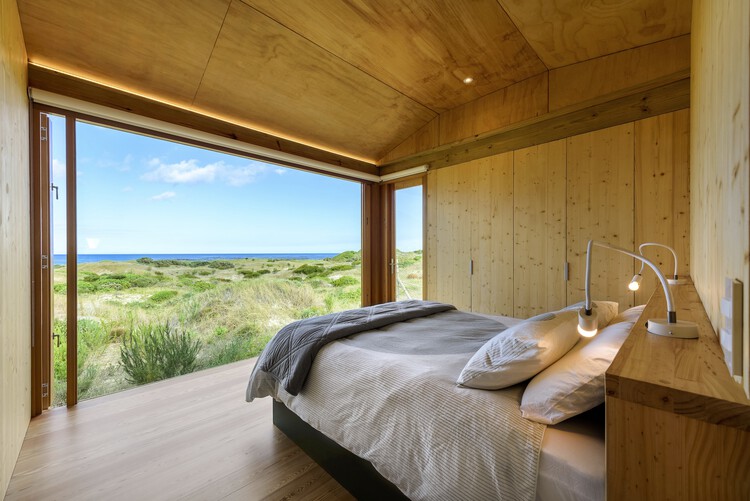 Dune House / KLG Architects - Фотография интерьера, спальня, окна, балка