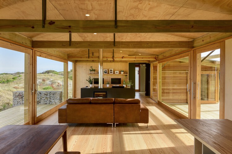 Dune House / KLG Architects - Фотография интерьера, стол, балка, терраса