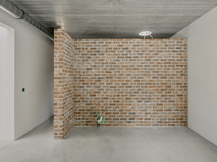 Дом-патио Vijver / BOT Architektuurcollectief - Фотография интерьера, Кирпич, Балка