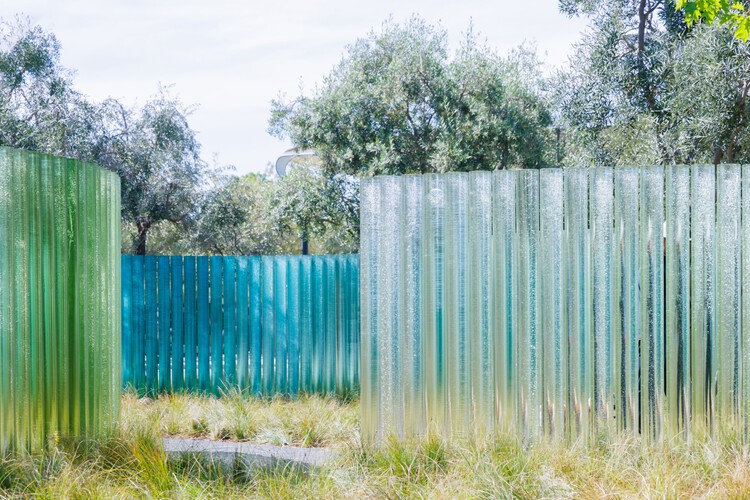 Установка Mirage / Zeller & Moye + Katie Paterson — фотография экстерьера, забор, лес