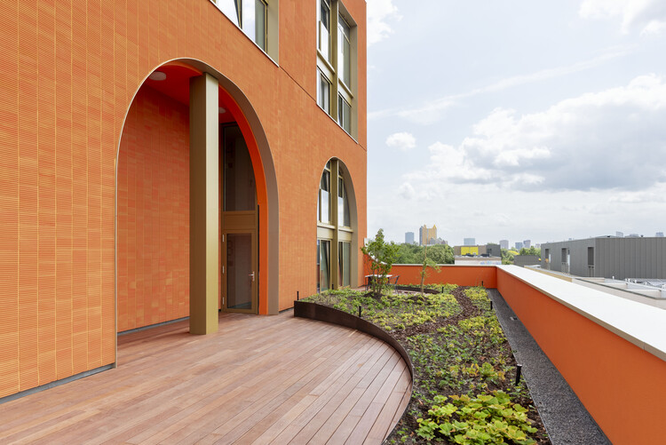 Весовой дом Waaggebouw / NEXT Architects - Фотография интерьера, спальня, окна, фасад