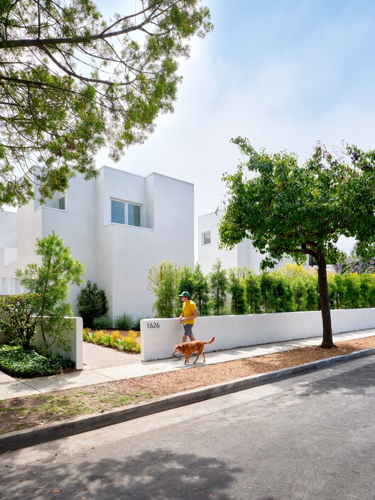 Дома во дворе Санта-Моники / Inaba Williams Architects - Экстерьерная фотография, фасад