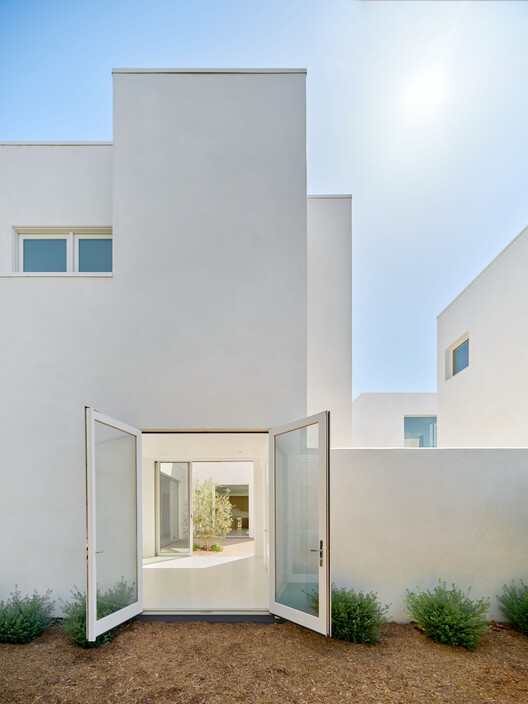 Дома во дворе Санта-Моники / Inaba Williams Architects - Экстерьерная фотография, фасад