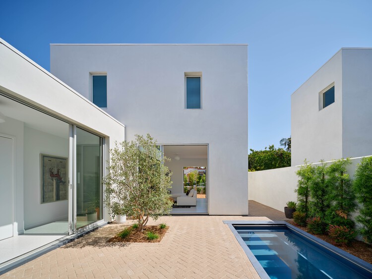 Дома во дворе Санта-Моники / Inaba Williams Architects — фотография экстерьера, фасад, окна