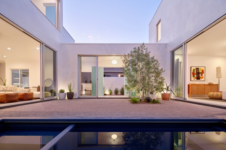 Дома во дворе Санта-Моники / Inaba Williams Architects — фотография экстерьера, окна, фасад, патио