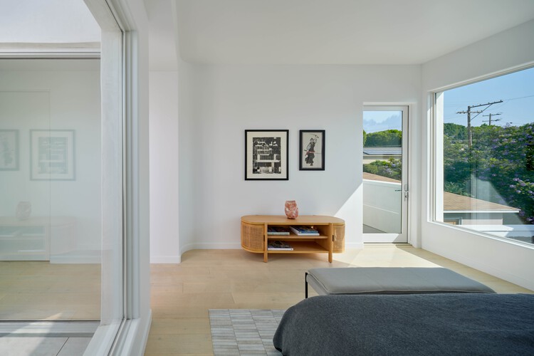 Дома во дворе Санта-Моники / Inaba Williams Architects — фотография интерьера, спальни, окон