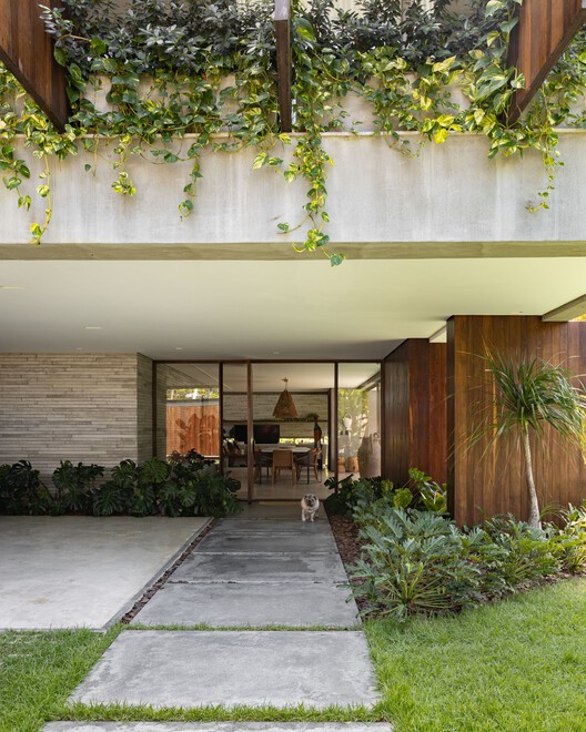 Guaxuma House / Angeli.Leão - Фотография интерьера, двери, окна, фасад, сад, двор