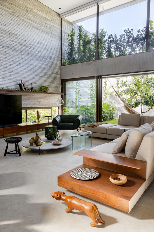 Guaxuma House / Angeli.Leão - Фотография интерьера, гостиная, стол, диван