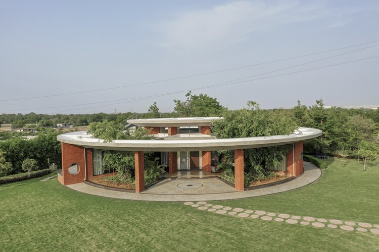 The Ring House / студия prAcademics - Экстерьерная фотография, Сад