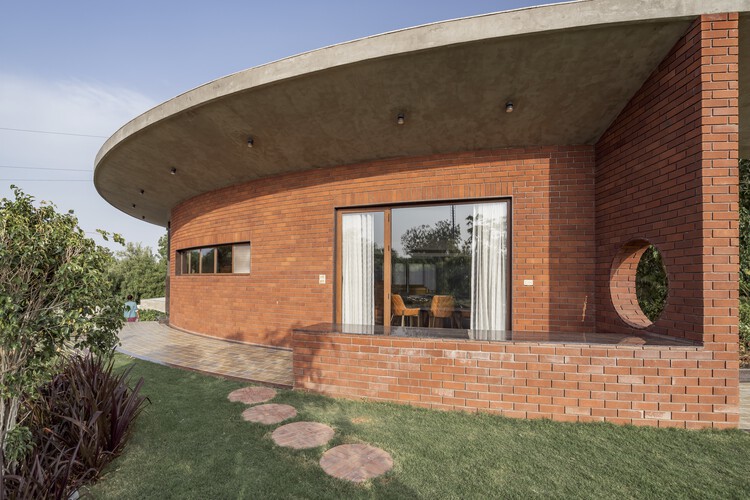 The Ring House / студия prAcademics - Экстерьерная фотография, Окна, Кирпич, Фасад