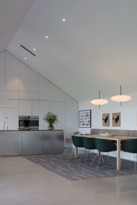 Дом F / Delugan Meissl Associated Architects — фотография интерьера, кухня, стол, стул