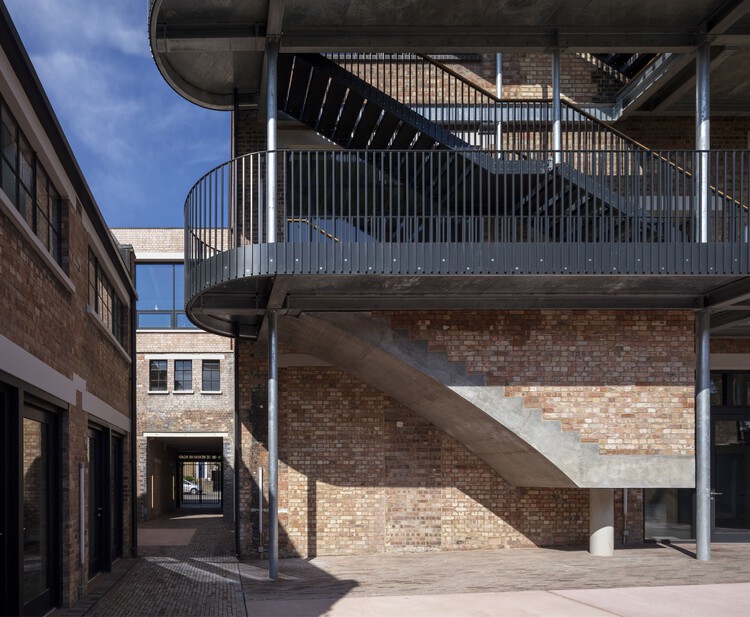 98–100 De Beauvoir Road / Henley Halebrown — фотография экстерьера, окна, фасад, перила