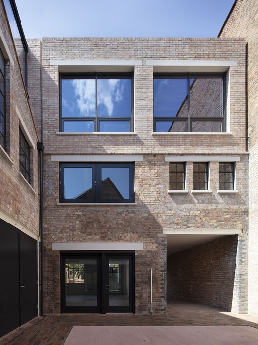 98–100 De Beauvoir Road / Henley Halebrown — фотография экстерьера, окна, дверь, кирпич, фасад
