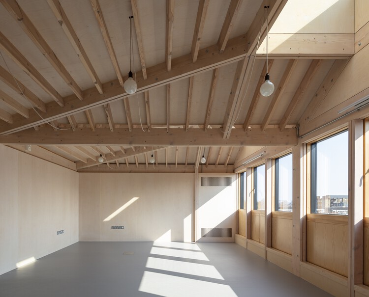 98–100 De Beauvoir Road / Henley Halebrown — фотография интерьера, окна, балка