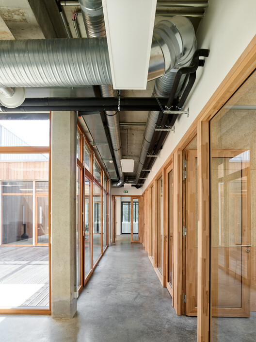 Ninkasi Factory / LFA, Ищу архитектуру - Фотография интерьера, Фасад, Балка, Окна, Колонна