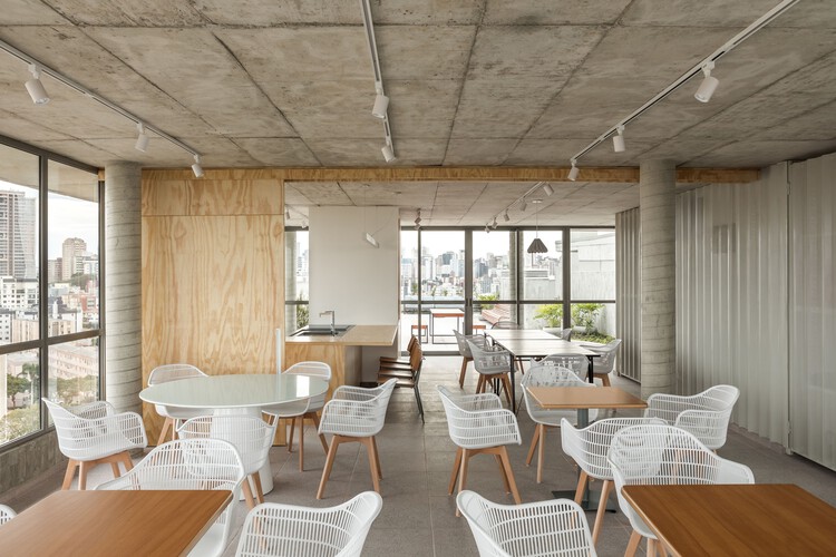 Muda Building Weefor / NNArq - Фотография интерьера, Столовая, Стол, Стул, Окна, Освещение, Балка