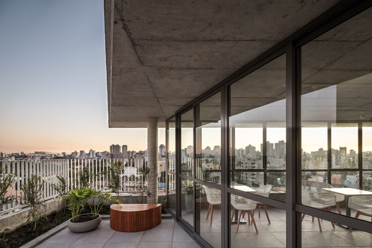 Muda Building Weefor / NNArq — Фотография интерьера, стол, стул