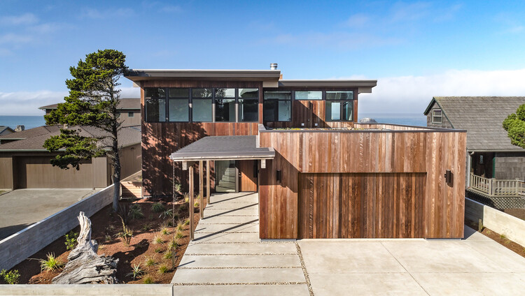 Пляжный домик Face Rock / Giulietti Schouten Weber Architects — фотография экстерьера, палуба, перила