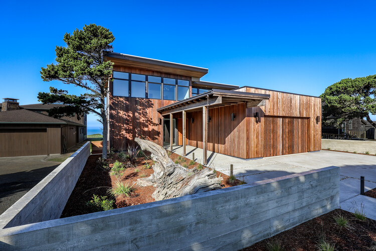 Пляжный дом Face Rock / Giulietti Schouten Weber Architects — фотография экстерьера, фасад, балка