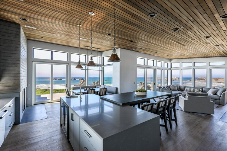 Face Rock Beach House / Giulietti Schouten Weber Architects - Фотография интерьера, кухня, стол, окна, стул, балка