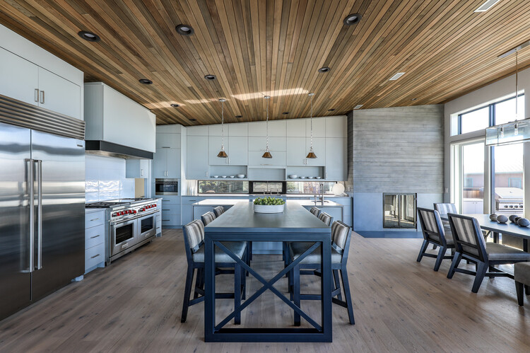 Face Rock Beach House / Giulietti Schouten Weber Architects - Фотография интерьера, кухня, стол, стул, окна, балка