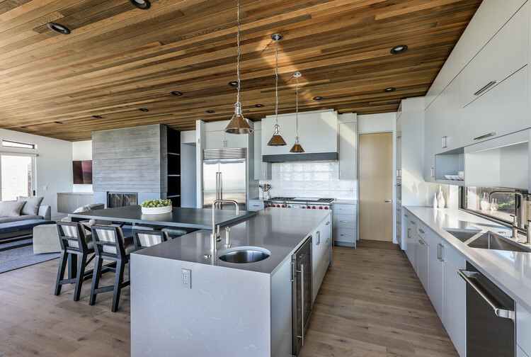 Face Rock Beach House / Giulietti Schouten Weber Architects - Фотография интерьера, кухня, стол, столешница, стул, окна, балка