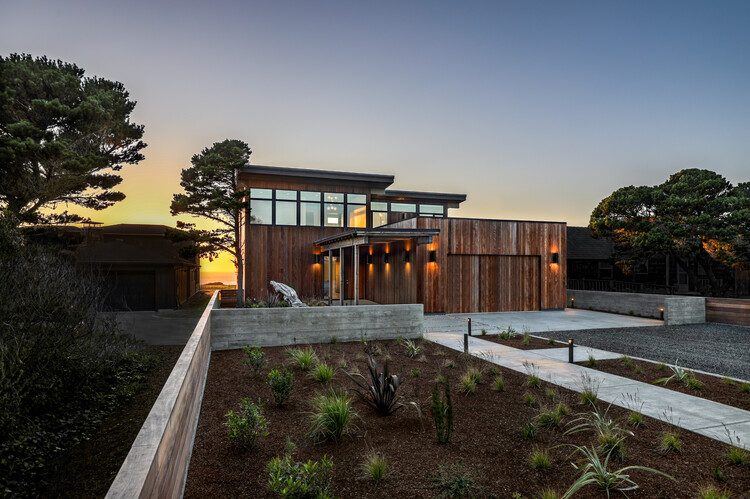 Face Rock Beach House / Giulietti Schouten Weber Architects - Экстерьерная фотография, фасад, сад, двор