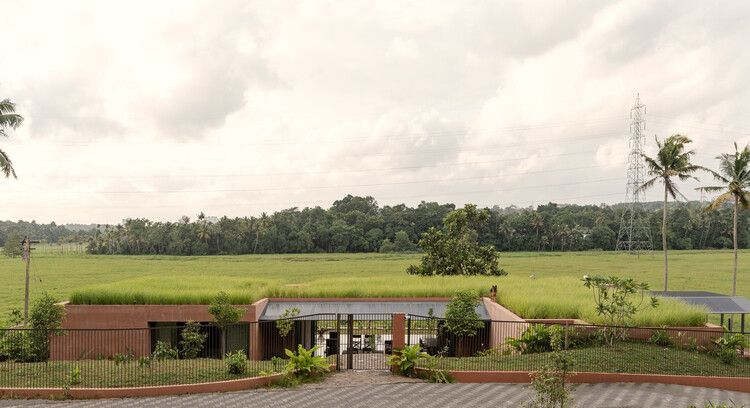 Alarine Earth Home / Zarine Jamshedji Architects - Экстерьерная фотография, сад