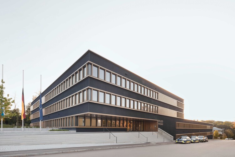 Баварская государственная полиция в Пассау / wulf Architekten - фотография экстерьера, окна, фасад
