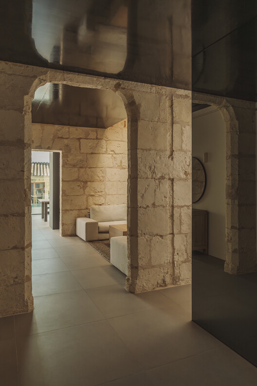 Casa Interstici / NØRA studio - Фотография интерьера, колонна, арка