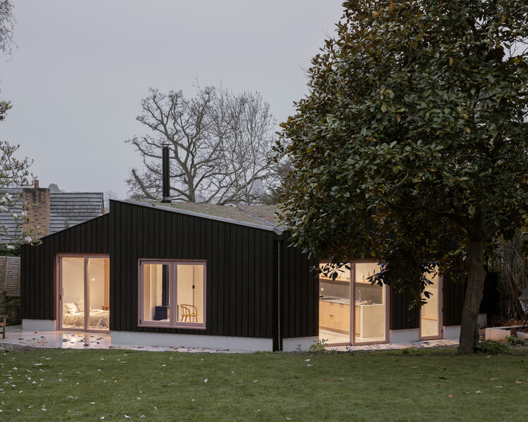 Дом бабочек / Oliver Leech Architects — фотография экстерьера, фасад, окна