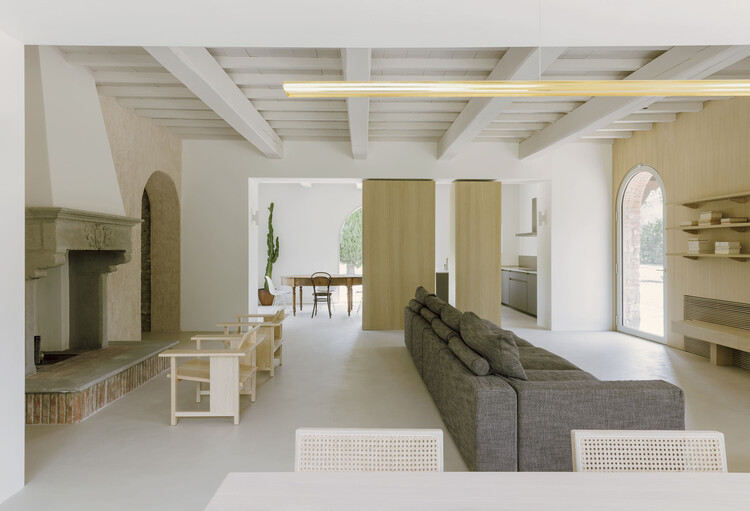 F&V House / Archiplanstudio - Фотография интерьера, диван, стол, спальня