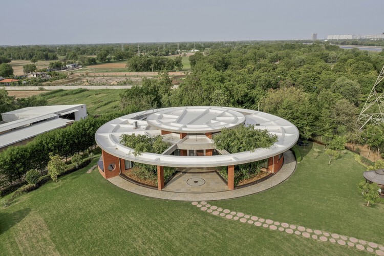 The Ring House / студия prAcademics - Экстерьерная фотография, Сад